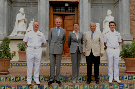 El ministro de Defensa visita el Archivo-Museo 'Alvaro de Bazán'