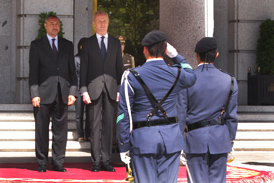 El ministro de Defensa, Pedro Morenés junto al ministro de Defensa de Cabo Verde, Jorge Homero reciben novedades