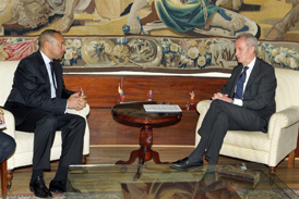 El ministro de Defensa, Pedro Morenés junto al ministro de Defensa de Cabo Verde, Jorge Homero durante la reunión