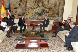 El ministro de Defensa, Pedro Morenés junto al ministro de Defensa de Cabo Verde, Jorge Homero durante la reunión