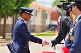 El ministro de Defensa, Pedro Morenés, ha entregado el certificado de estudios al alumno de la Fuerza Aérea Tailandesa, Ekwarit Kalayanamitra,