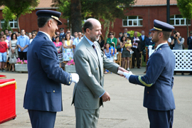 El secretario de Estado de Defensa ha condecorado con la Cruz del Mérito Aeronáutico con distintivo blanco al sargento Óscar Marsal Hernández,número uno de la XX Promoción