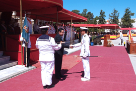 El presidente de la Diputación entrega el sable al número uno del Cuerpo General