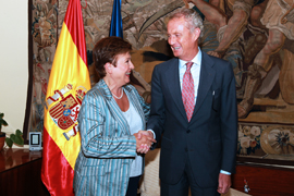 Morenés recibe a la comisaria de Cooperación Internacional de la UE