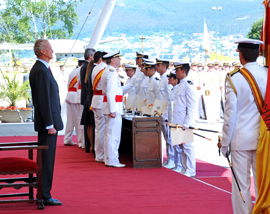 Morenés preside la entrega de despachos en la Escuela Naval Militar