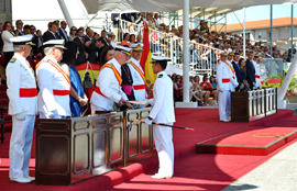 El jefe del Estado Mayor de la Armada entrega el despacho al alumno de la Armada tailandesa