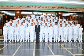 Foto de grupo con los nuevos oficiales de la Armada