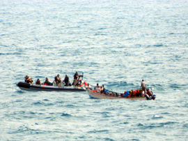 El 'Relámpago' socorre a una embarcación a la deriva con 68 personas