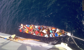 El 'Relámpago' socorre a una embarcación a la deriva con 68 personas