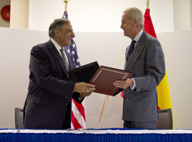 Morenés firma el protocolo del convenio de cooperación España-EEUU