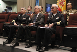 Morenés felicita el 12 de octubre a los destacamentos en el exterior