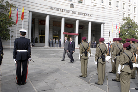 El ministro de Defensa chileno visita a su homólogo español