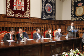 La subsecretaria de Defensa, Irene Domínguez-Alcahud acompañada por el alcalde de Alcalá de Henares, Javier Bello y por el rector de la Universidad, Fernando Galván
