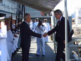 Morenés visita el ‘Cantabria’ junto al ministro de Defensa australiano