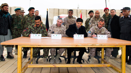 El general de la BRILAT y el coronel jefe de las fuerzas españolas en Qala i Naw firman con las autoridades afganas la transferencia de la base de Ludina