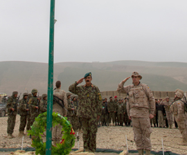 Los jefes de la BRILAT y de la brigada 3/207 afgana durante el homenaje a los militares españoles que han dado su vida en Afganistán