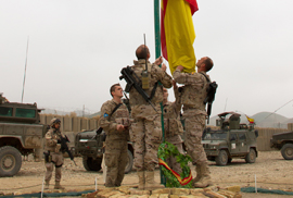 Soldados españoles arrían por última vez la bandera en el COPS de Ludina