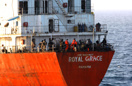 La fragata 'Méndez Núñez' asiste al buque 'Royal Grace' tras su liberación