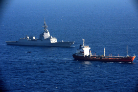 La fragata española navega junto al buque mercante liberado