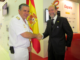 El SEDEF español, Pedro Argüelles, con el jefe del Estado Mayor General de la Marina de Perú, almirante Reinaldo Pizarro, en LAAD 2013.