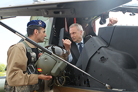 El ministro de Defensa visita la base principal de las FAMET