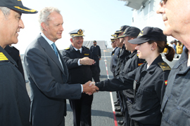 Pedro Morenés visita el buque de proyección estratégica ‘Juan Carlos I’