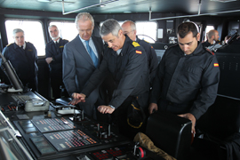 Pedro Morenés visita el buque de proyección estratégica ‘Juan Carlos I’