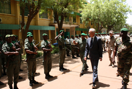 El ministro de Defensa visita en Mali al contingente militar español desplegado en la misión EUTM
