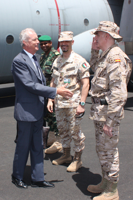 El ministro de Defensa saluda al teniente coronel Regalado jefe del contingente militar español.
