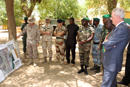 El ministro de Defensa visita en Mali al contingente militar español desplegado en la misión EUTM
