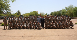 El ministro de Defensa con el contingente militar español desplegado en la misión EUTM en Mali