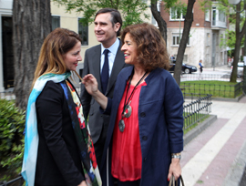 La subsecretaria de Defensa, Irene Dominguez-Alcahud  acompaña a la alcaldesa de Madrid, Ana Botella en su visita al centro de mayores Infante Don Juan