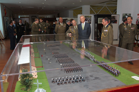 El ministro de Defensa visita los acuartelamientos de la Guardia Real