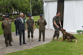 El ministro de Defensa visita los acuartelamientos de la Guardia Real