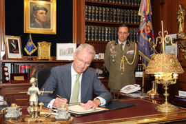 Firma en el libro de honor de la Guardia Real