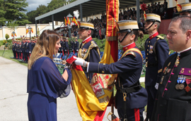 La subsecretaria de defensa, Irene Domínguez-Alcahud jura ante la Bandera, en un acto que ha estado presidido por Sus Altezas Reales, los Principes de Asturias, en el acuartelamiento 