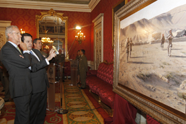 Morenés observa el cuadro junto a su autor