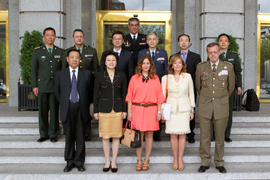 La subsecretaria de Defensa, Irene Domínguez-Alcahud con la viceministra de Asuntos Civiles de la República Popular China, Jiang Li, junto a las delegaciones de ambos paises.