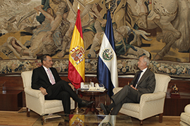 Pedro Morenés recibe la visita de su colega de El Salvador