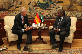 El ministro de Defensa, Pedro Morenés recibe a su homólogo de Mozambique, Filipe Jacinto Nyusi.
