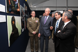 El ministro Pedro Morenés, preside el acto de inauguración de una exposición fotográfica itinerante, con imágenes contenidas en el libro ‘Misión: Líbano’.