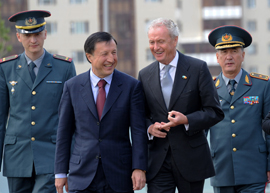 El ministro, Pedro Morenés junto al ministro de Defensa de Kazajstán, Adylbek Dzhaksybekov.