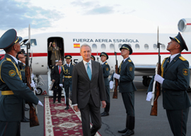 El ministro, Pedro Morenés a su llegada a Astana, República de Kazajstán.