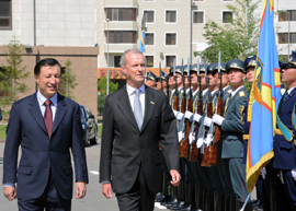 El ministro, Pedro Morenés y su homólogo de Kazajstan pasan revista a la compañia de honores.