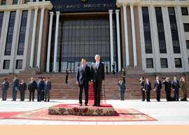 Honores a los ministros de Defensa de España y de Kazajstan en la sede del Departamento.