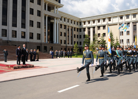 La compañia de honores desfila ante los ministros de Defensa.