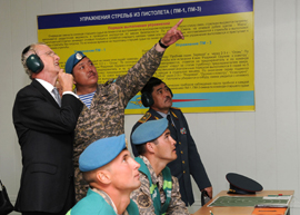 El ministro de Defensa visita Kazajstan
