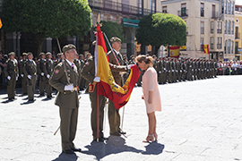 La alcaldesa Rosa Valdeón jura Bandera