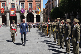 Pedro Morenés preside una jura de Bandera en Zamora
