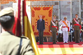 El ministro de Defensa, Pedro Morenés, acompañado por el jefe de Estado Mayor del Ejército de Tierra, general de Ejército Jaime Domínguez Buj, y autoridades de Defensa durante el acto de jura de Bandera